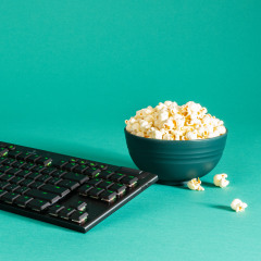 Single keyboard next to popcorn